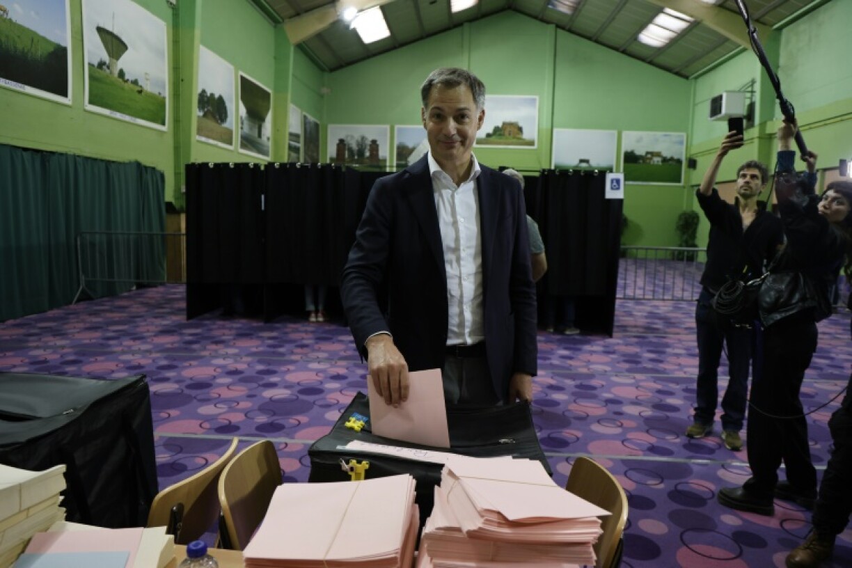 Le Premier ministre belge Alexander De Croo (Open Vld) vote à Michelbeke lors des élections régionales, fédérales et du Parlement européen, le 9 juin 2024
