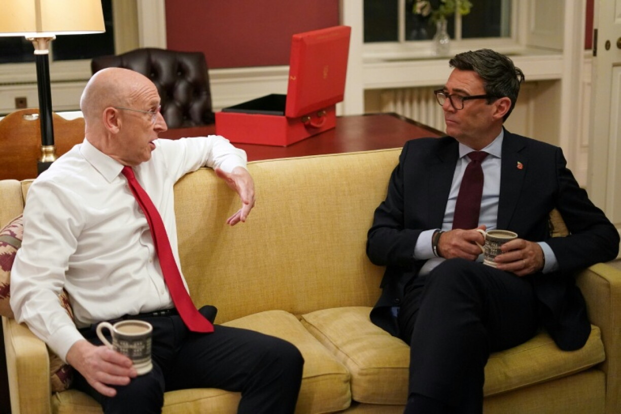 Le Premier ministre britannique Andy Burnham (d) rencontre le chancelier de l'Échiquier John Healey en amont du budget britannique, au 11 Downing Street à Londres, le 26 octobre 2026