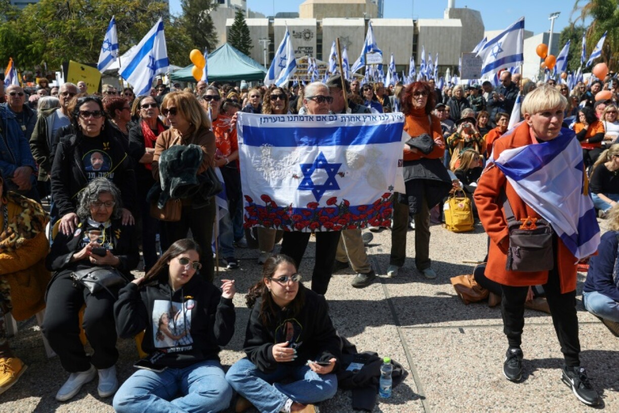 Mourners gather in Tel Aviv to honour the Bibas family