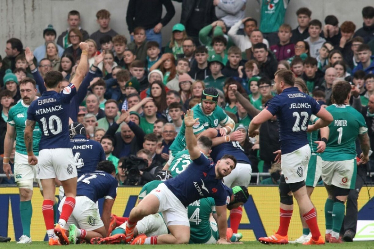 France are favourites to land the Six Nations title after an impressive 42-27 win over Ireland