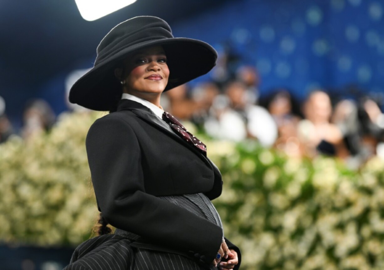 Rihanna made a fashionably late entrance at the Met Gala -- showcasing a new baby bump
