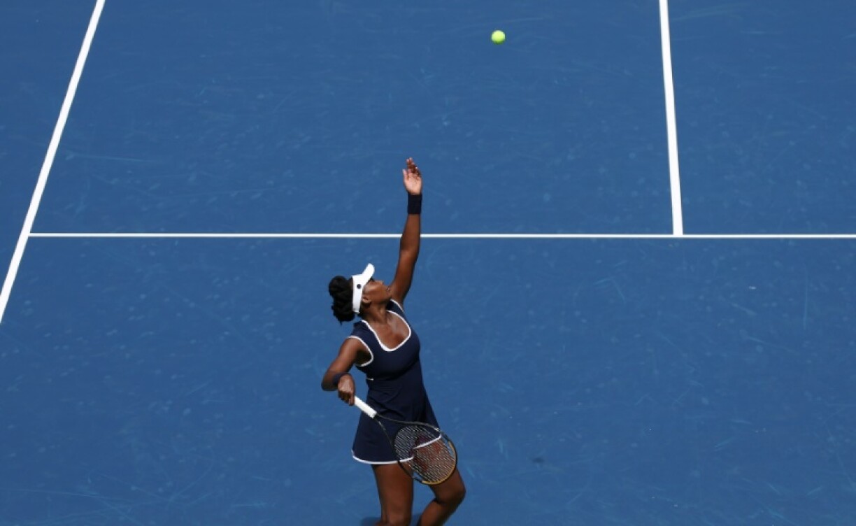 Venus Williams au service lors d'un double mixte à l'US Open, le 19 août 2025 à New York
