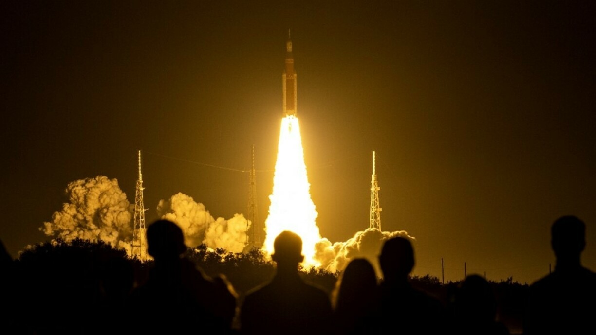 Des spectateurs assistent au décollage de la fusée SLS au Cap Canaveral en Floride le 16 novembre 2022