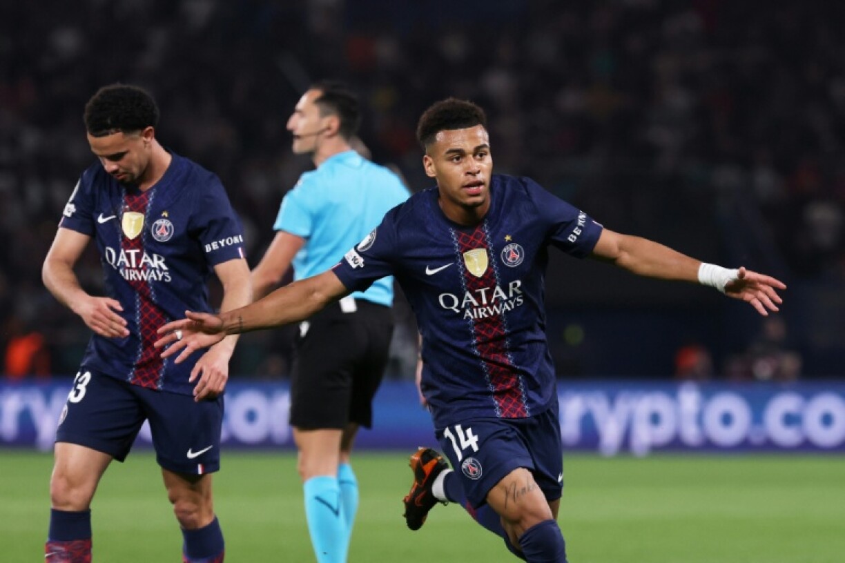 Désiré Doué (D) du Paris SG célèbre son but lors de la victoire 2 à 0 contre Liverpool en quart de finale aller de la Ligue des champions, le 8 avril 2026 au Parc des Princes