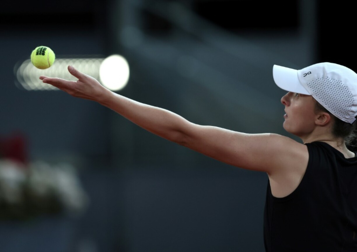 La Polonaise Iga Swiatek sert pendant son match contre la Russe Veronika Kudermetova, le 4 mai 2023 au tournoi WTA de Madrid