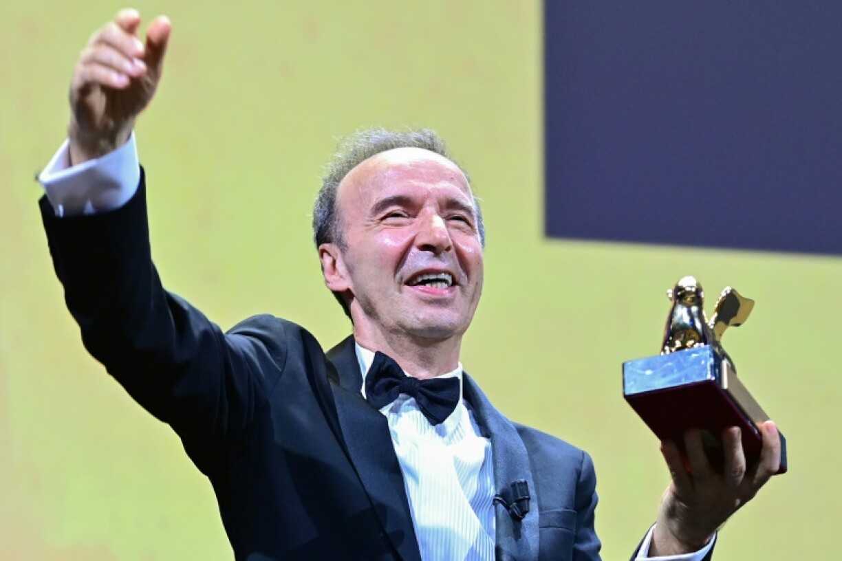 Le réalisateur et acteur Roberto Benigni recevant un Lion d'or d'honneur à la 78e Mostra, à Venise le 1er septembre 2021