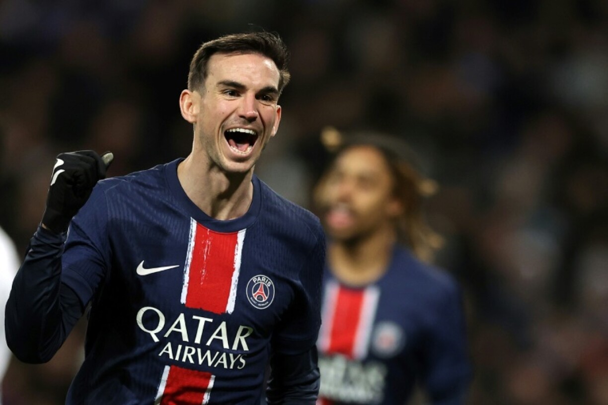 Le milieu du PSG Fabian Ruiz célèbre son but, à Toulouse, le 15 février 2025