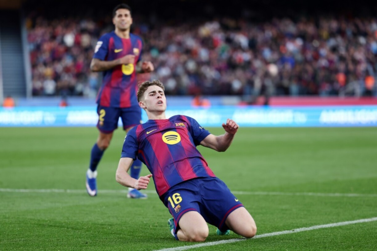 Fermin Lopez, rentré en cours de match, fête le troisième but du FC Barcelone qu'il vient de marquer contre Levante au Camp Nou, le 22 février 2026