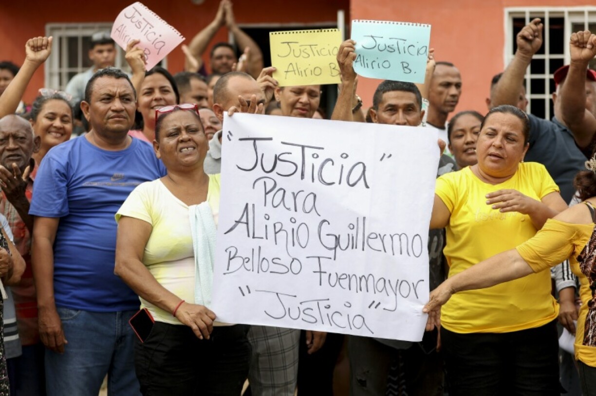 Families in Maracaibo, Venezuela protest the US decision to deport migrants to El Salvador