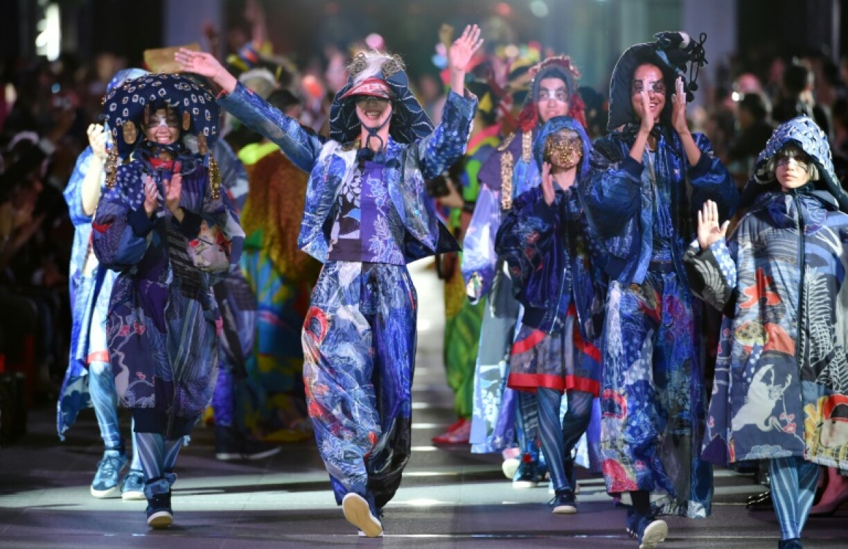 Des mannequins présentent les créations du Japonais Kansai Yamamoto en juin 2015 à Tokyo