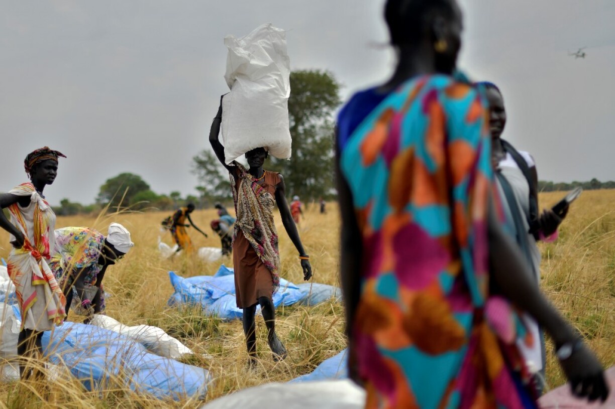 Des villageois du Soudan du Sud récupèrent des vivres apportés par le Programme alimentaire mondial.
