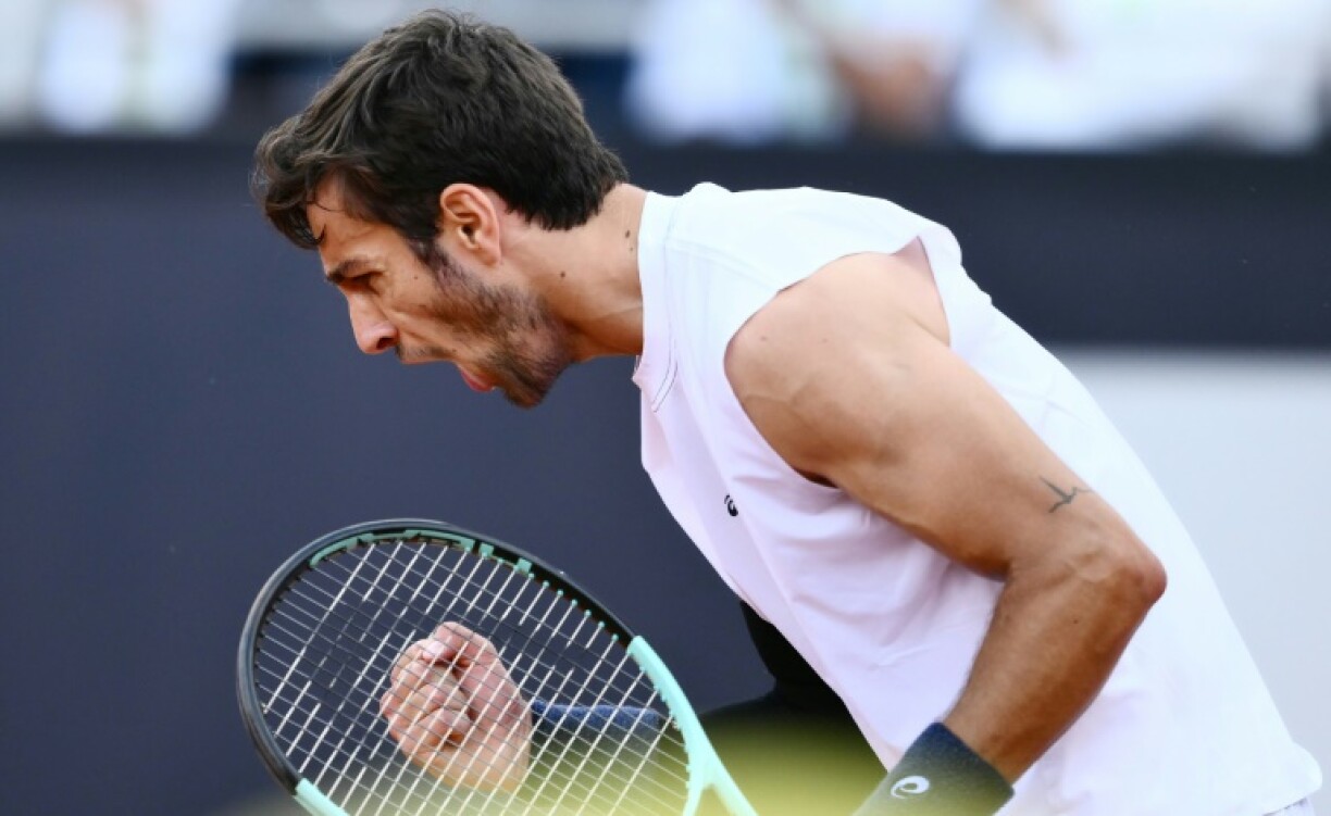 Lorenzo Musetti beat Daniil Medvedev after a long rain delay on Tuesday