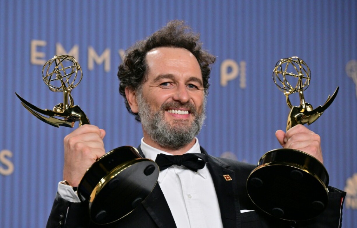 Die Horror-Comedy-Serie "Widow's Bay" und das düstere Krankenhausdrama "The Pitt" sind die großen Gewinner bei den Emmys. "Widow's Bay" von Apple TV+ wurde bei der Verleihung der US-Fernsehpreise am Montagabend in 14 Kategorien ausgezeichnet.