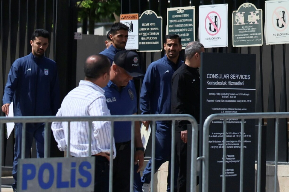 Les joueurs de l'équipe nationale d'Iran de football, ainsi que des membres de leur délégation, à l'ambassade des États-Unis à Ankara, après avoir déposé leur demande de visa pour la Coupe du monde, le 21 mai 2026