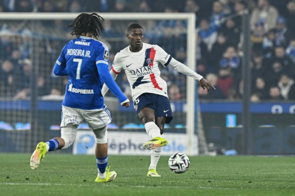 Le défenseur du PSG Nuno Mendes avec le ballon face à l'attaquant de Strasbourg Diego Moreira (G), lors de la 20e journée de Ligue 1, à Strasbourg, le 1er février 2026