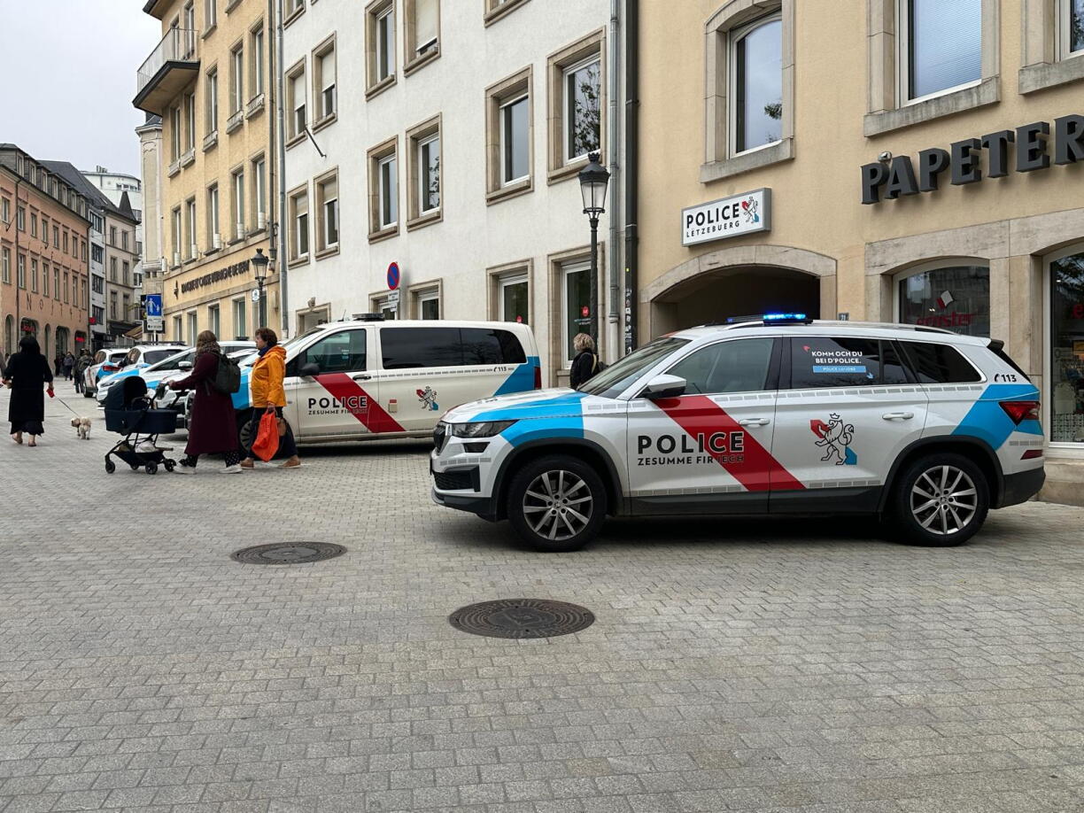 Police virun der Chamber wéinst ugekënnegter Manif de 27. Oktober 2026.