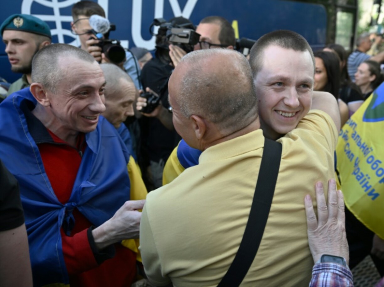 Des prisonniers de guerre ukrainiens accueillis par leurs proches après leur libération dans le cadre d'un échange avec la Russie, le 23 mai 2025 dans la région de Tcherniguiv