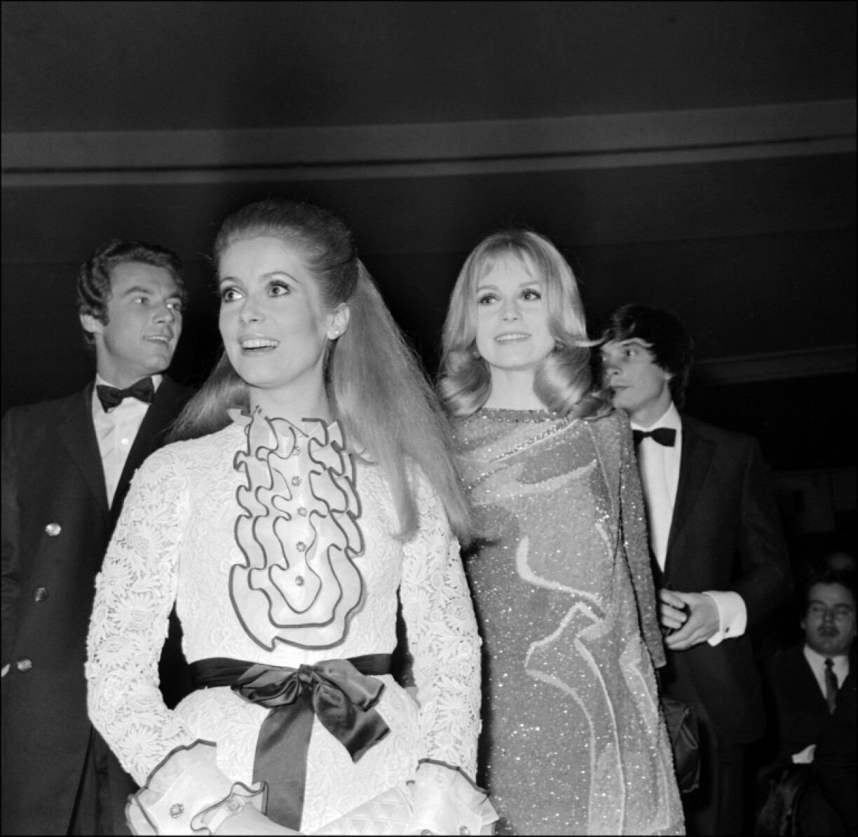 Françoise Dorléac (d) et sa soeur Catherine Deneuve (g), lors de la première du film