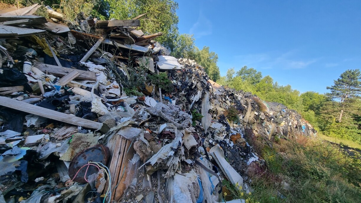 Quatre ans après l'emballement médiatique et politique, la montagne de déchets n'a pas bougé d'un poil.
