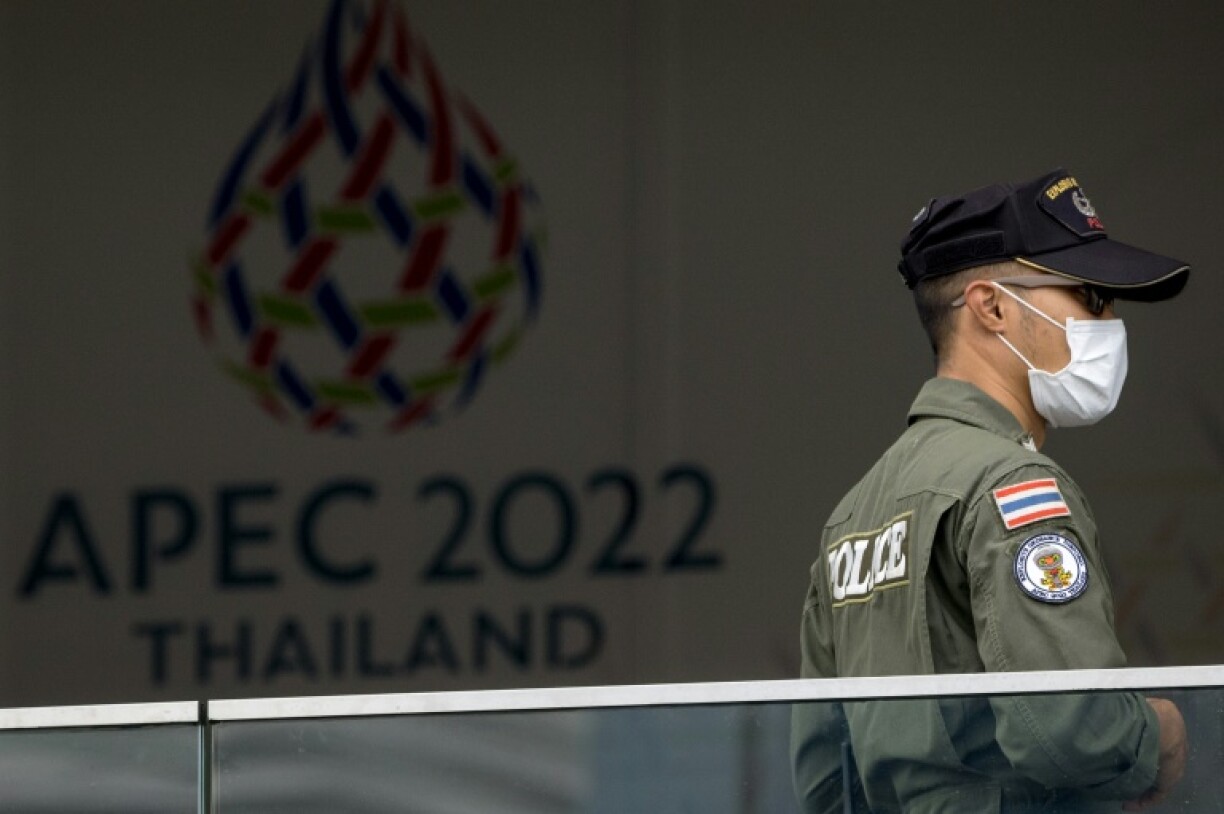 Les policiers thaïlandais peuvent désormais se laisser pousser légèrement les cheveux, une innovation censée les aider dans leur travail au quotidien comme ici lors du sommet de l'APEC à Bangkok le 14 novembre 2022