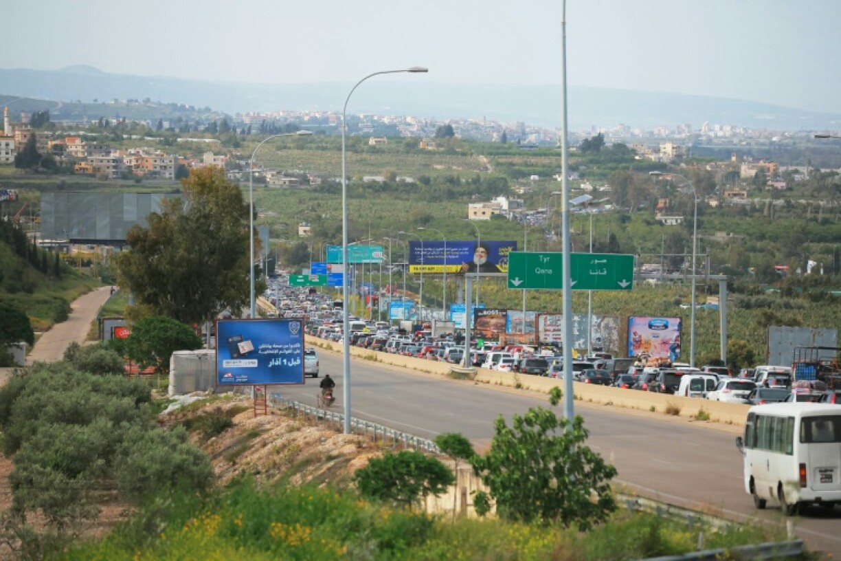 Des voitures font la queue, transportant des déplacés qui retournent chez eux dans le sud du Liban en passant par un site bombardé par Israël, dans la région de Qasmiyeh, dans le sud du Liban, le 17 avril 2026