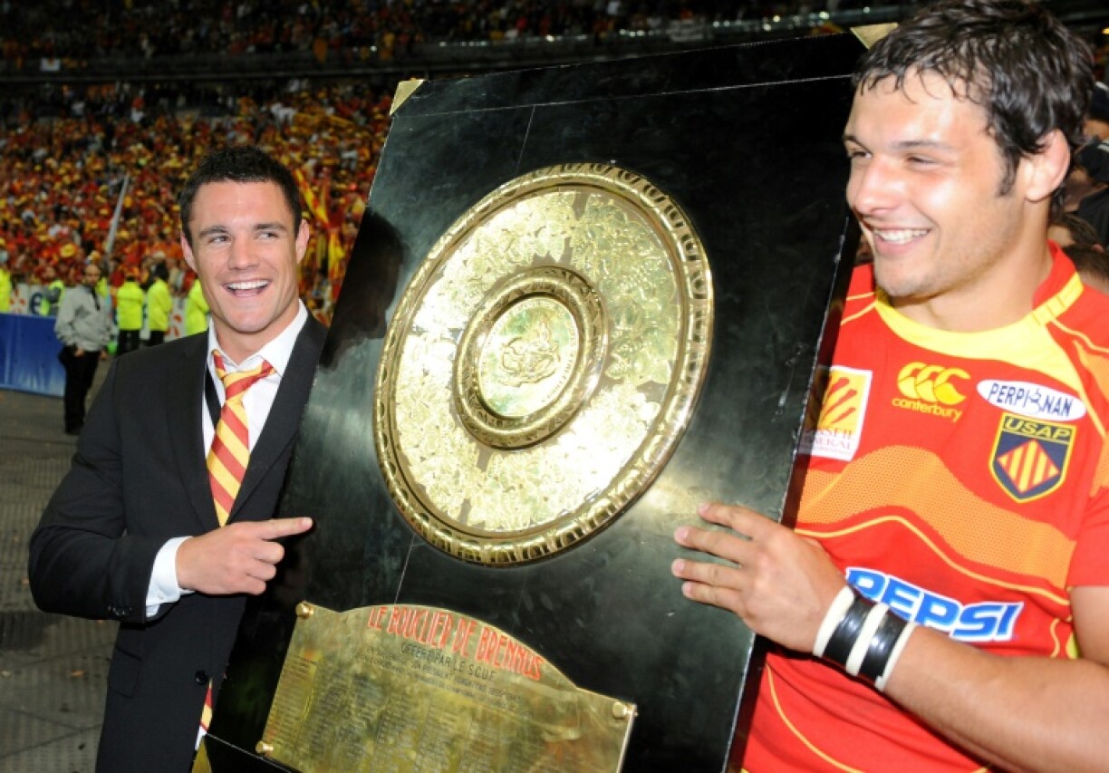 Dan Carter (L) with the Top 14 trophy, the Bouclier de Brennus, in 2009
