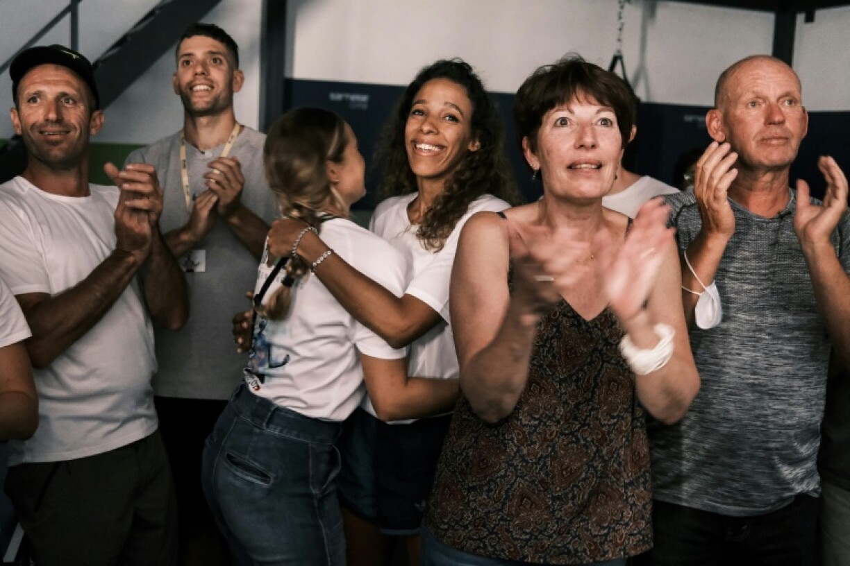 Le frère, l'épouse, la belle-soeur, la mère et le père (de g. à d.) de Kevin Mayer exultent après la médaille d'argent du décathlonien français au JO de Tokyo, le 5 août 2021