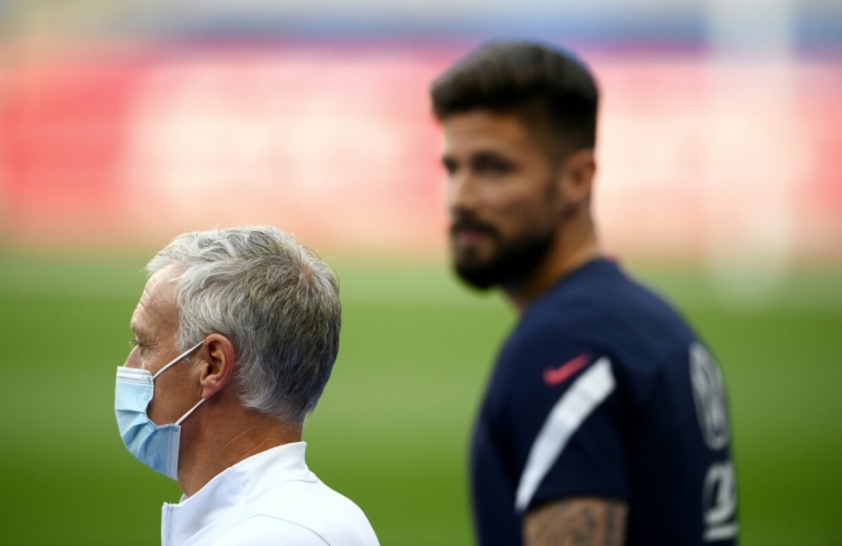 Le sélectionneur des Bleus Didier Deschamps et l'attaquant Olivier Giroud, le 7 juin 2021 au Stade de France