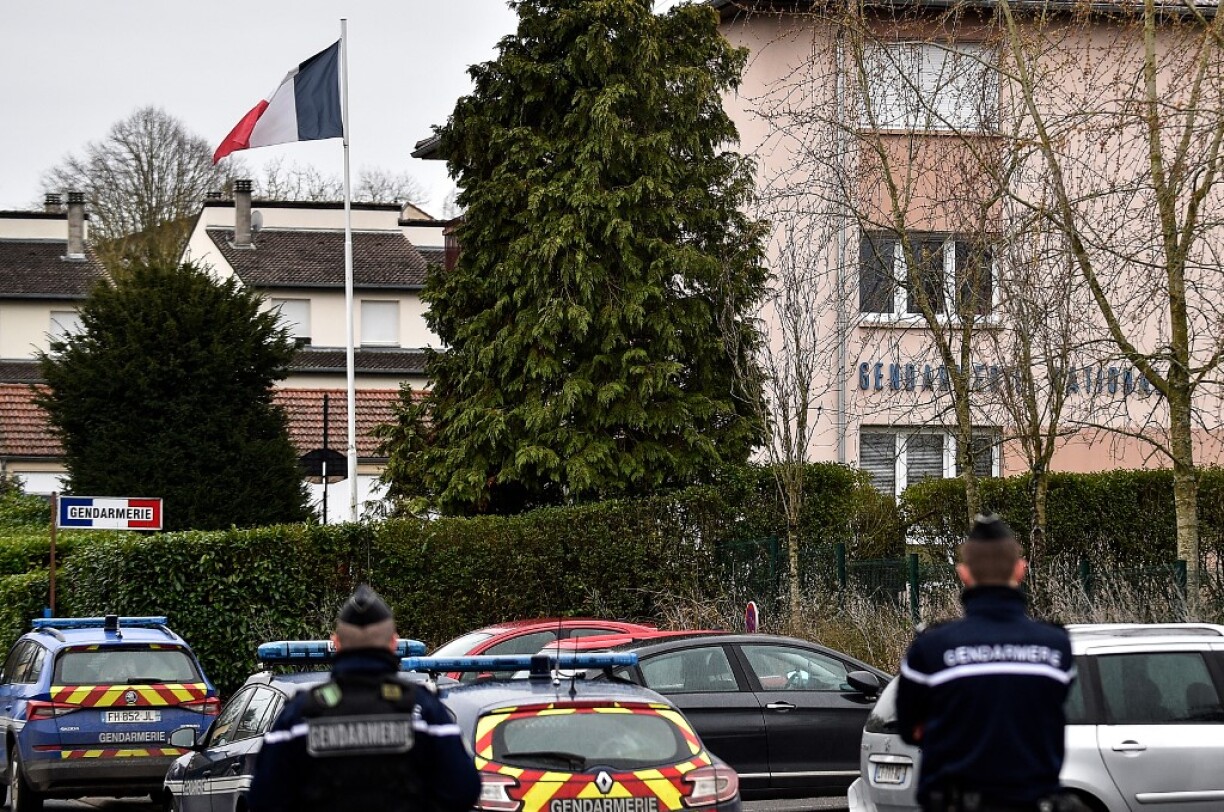Les forces de l'ordre devant la gendarmerie de Dieuze après l'attaque au couteau du lundi 3 février 2020.