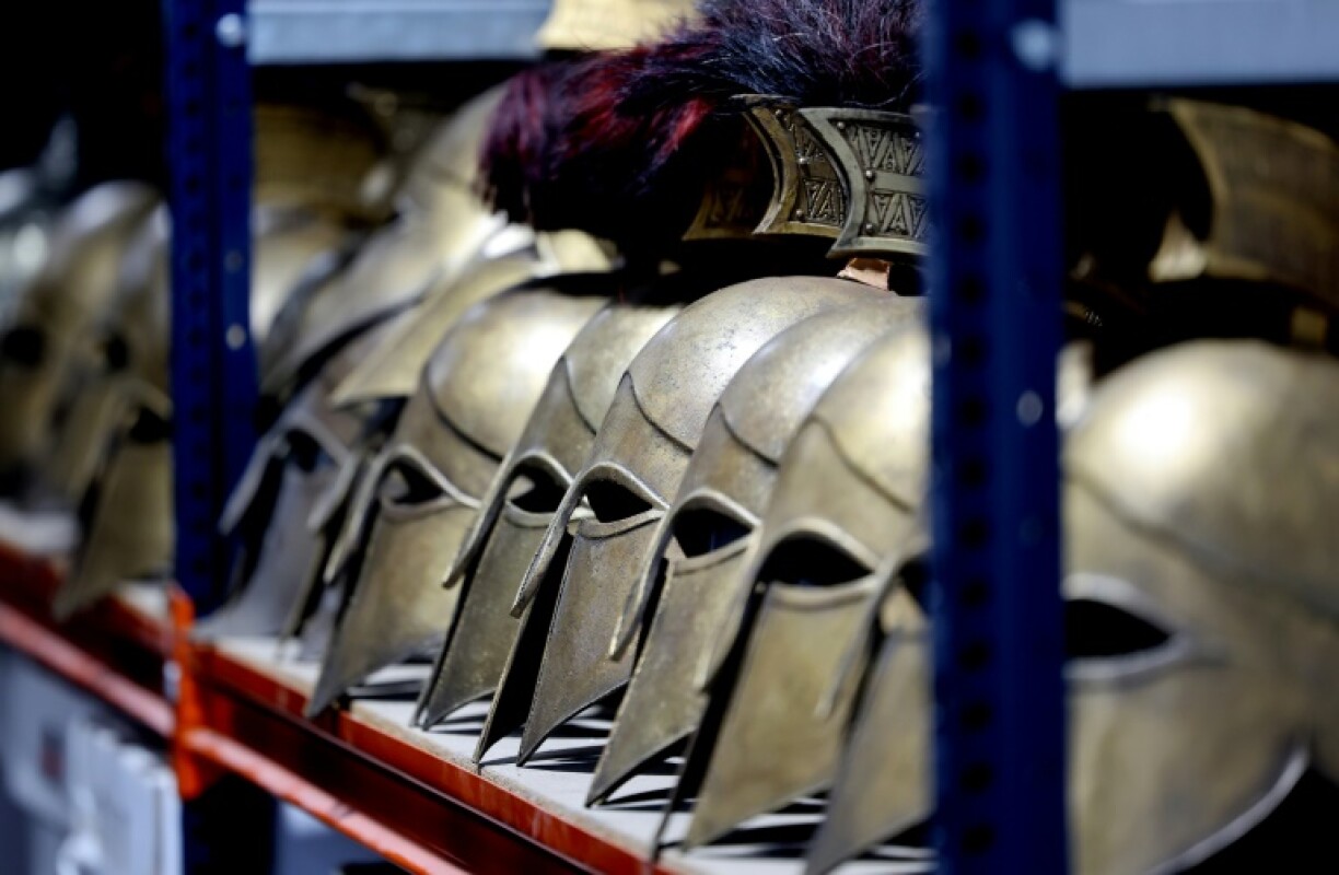Des casques d'armures dans les entrepôts de la société Peris Costumes, le 26 septembre 2022 à Algete, au nord de Madrid