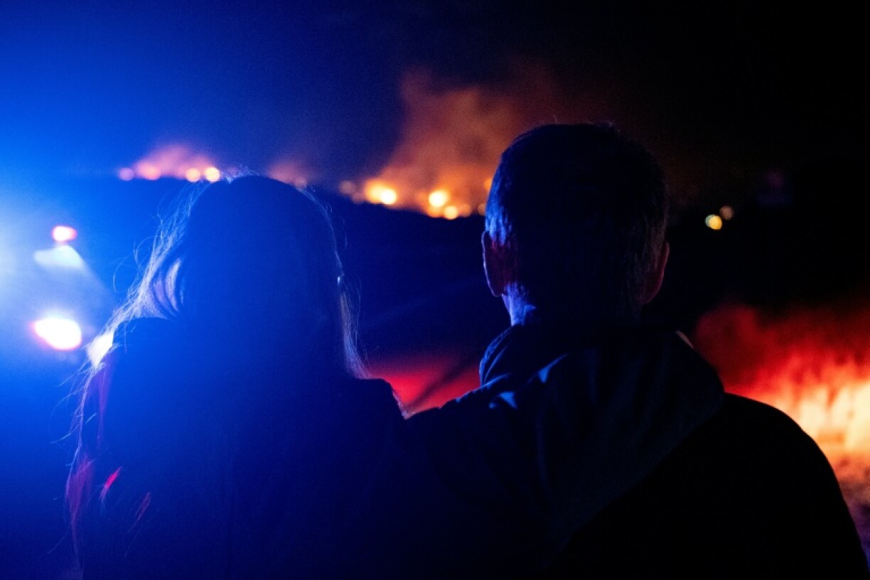 Un couple regarde les flammes qui ravagent des maisons à Superior dans le comté de Boulder (Colorado) le 30 décembre 2021