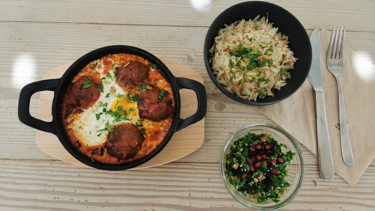 L'oeuf kefta, composé de boulettes de viande à l'agneau et au bœuf, avec un œuf mi-cuit à la sauce tomate, servis avec du riz et une petite salade