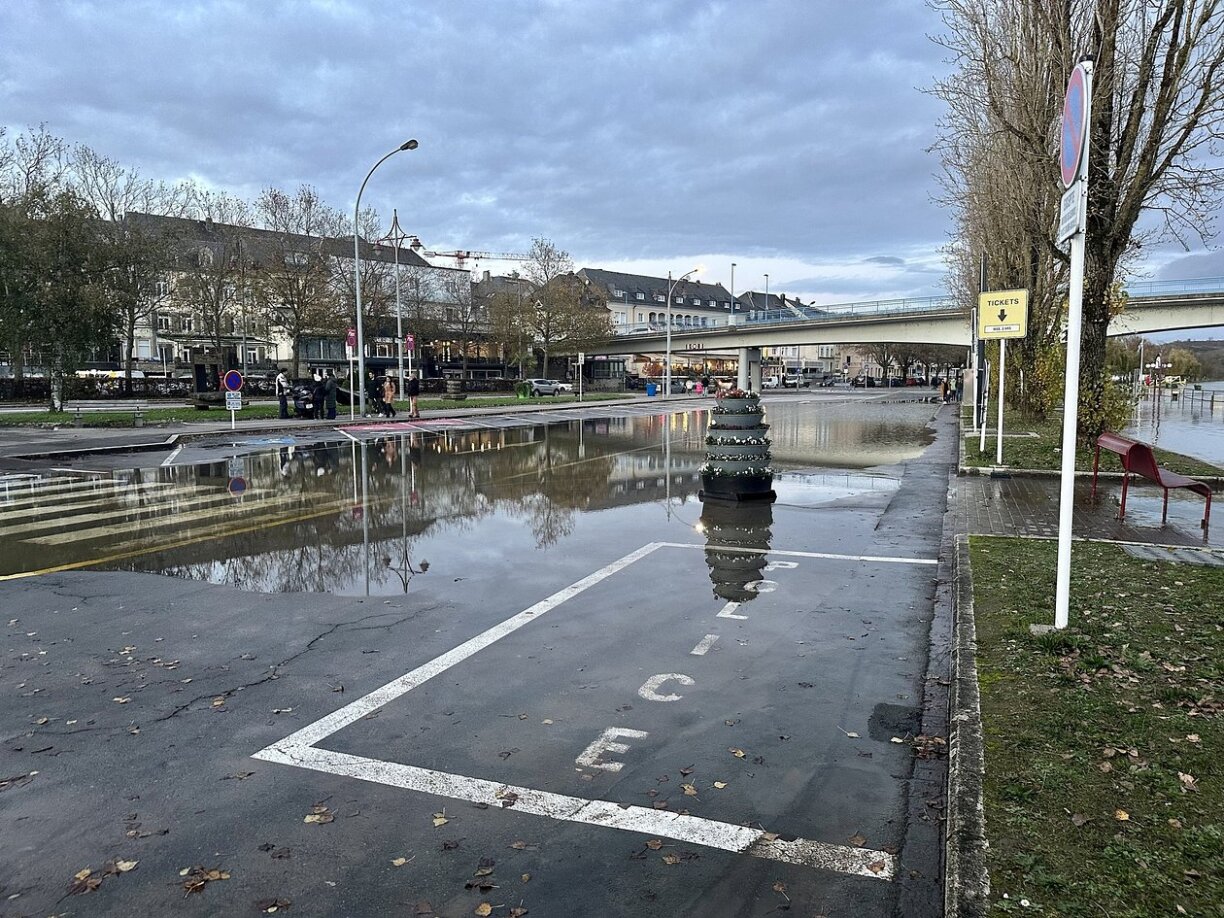 Après un pic dimanche, le niveau de la Moselle recule. Ici à Remich.