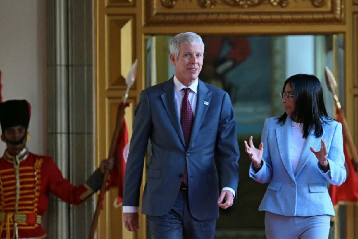 La présidente par intérim du Venezuela, Delcy Rodriguez (d), s'entretient avec le secrétaire américain à l'Energie, Chris Wright, après une réunion au palais présidentiel de Miraflores, à Caracas, le 11 février 2026