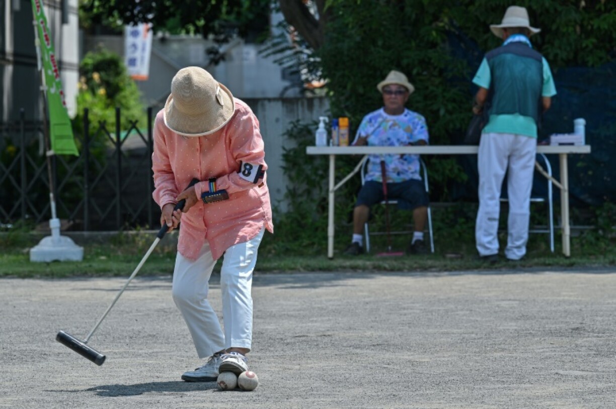Une personne âgée joue au