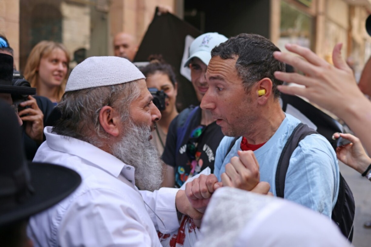 Des manifestants ultra-orthodoxes protestent contre l'ouverture durant le shabbat, jour de repos hebdomadaire juif, d'un café tandis que des militants laïques organisent une contre-manifestation à Jérusalem, le 15 août 2026.