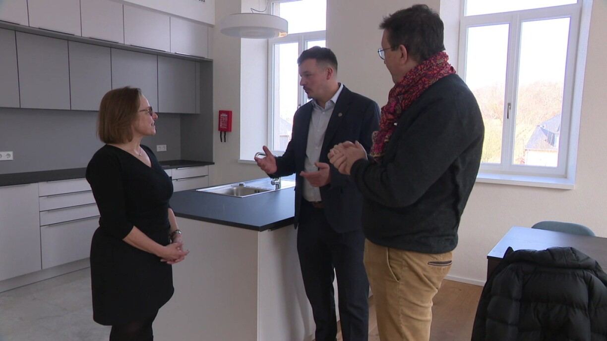 Foundation director Myriam Mersch-Zimmer, Weiler-la-Tour Mayor Vincent Reding, and foundation president and MP Maurice Bauer inspecting the new women's shelter in Syren.