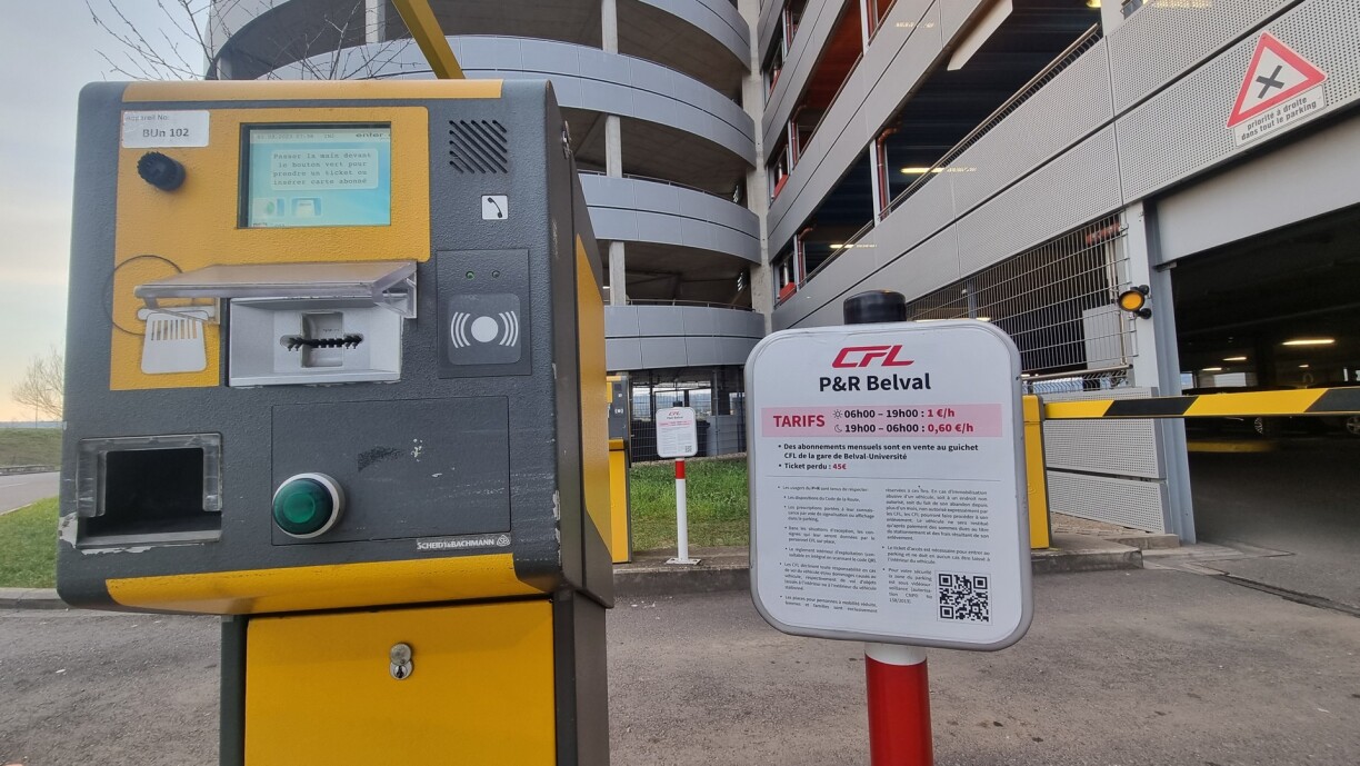 Pour les usagers, il faut soit payer le stationnement à l'heure, soit prendre un abonnement mensuel de 85 euros.