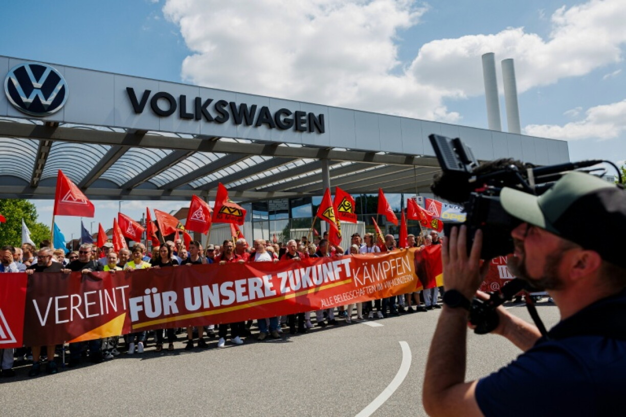 Des salariés de Volkswagen manifestent devant l'usine de Zwickau le 9 juillet 2026