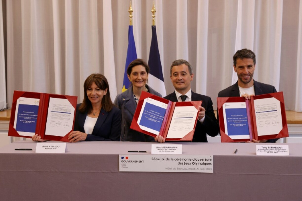 (g-d) La maire de Paris Anne Hidalgo, la ministre des Sports Amélie Oudéa-Castera, le ministre de l'Intérieur Gérald Darmanin et le président du Comité d'organisation des JO-2024, lors de la signature d'un protocole pour la cérémonie d'ouverture, le 23 mai 2023 à Paris