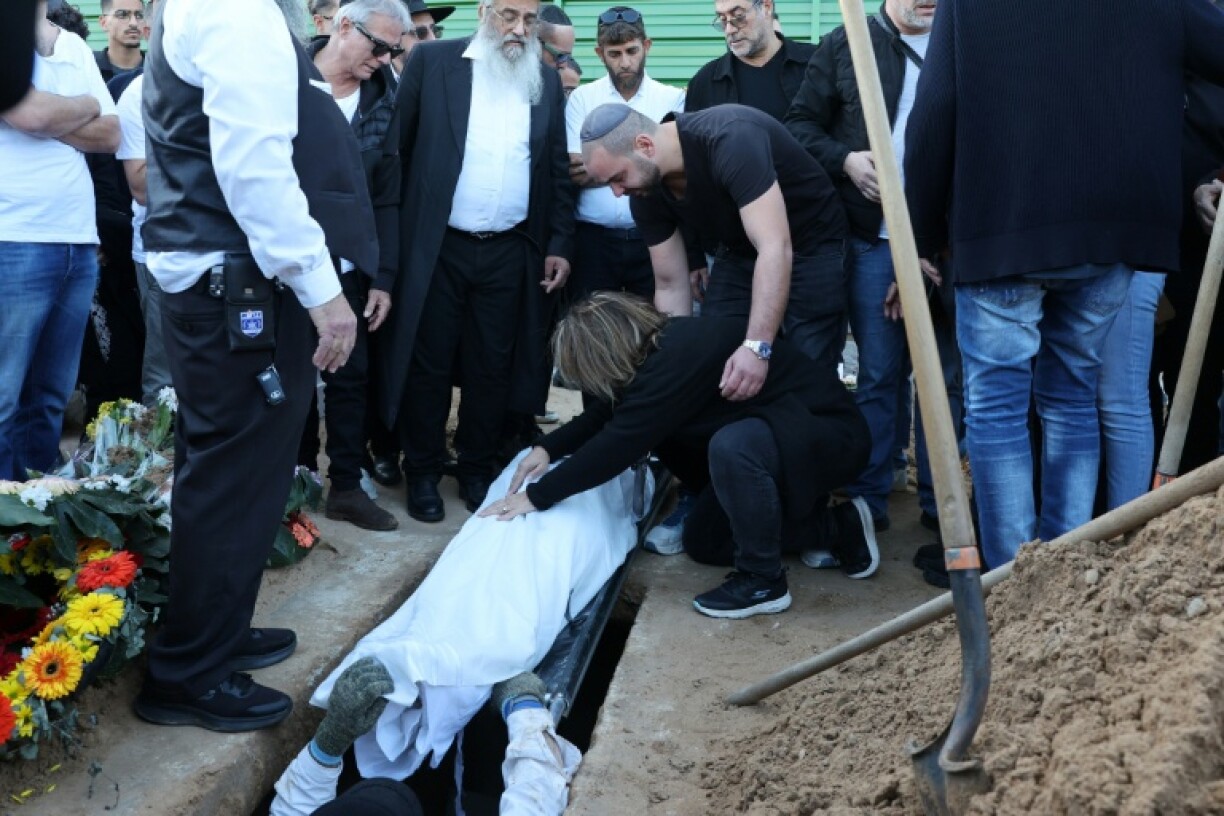 Des proches et amis du juif français Dan Elkayam, tué lors de l'attentat terroriste qui a frappé la plage de Bondi, en Australie, assistent à ses funérailles au cimetière d'Ashdod, dans le sud d'Israël, le 25 décembre 2025