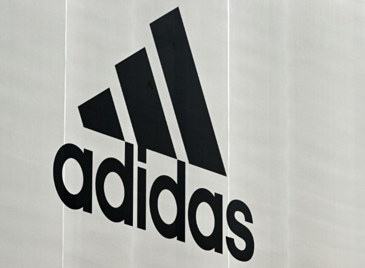 Le logo de l'équpementier sportif allemand Adidas sur une boutique à proximité de son siège à Herzogenaurach, le 21 avril 2022