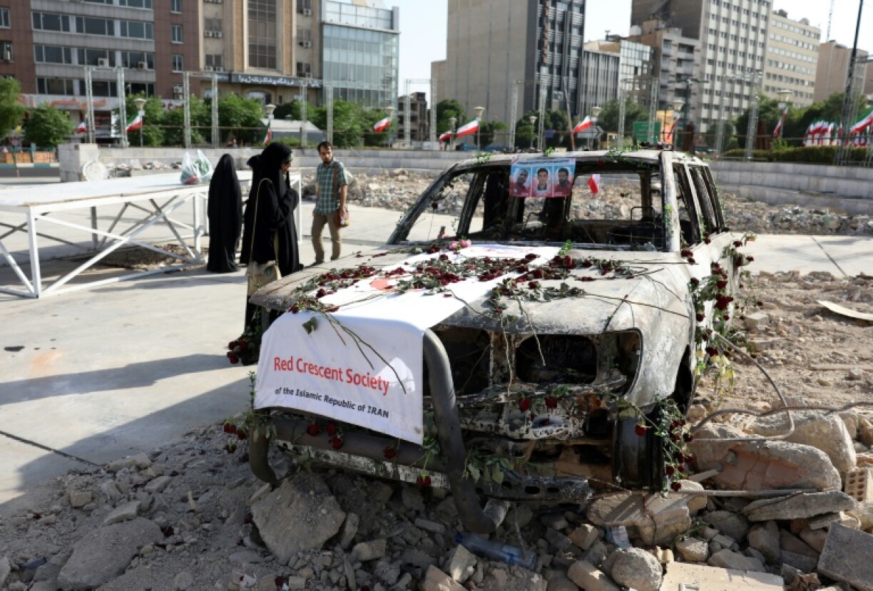 Une ambulance du Croissant Rouge iranien détruite durant un raid israélien exposée à Téhéran, le 23 juin 2025