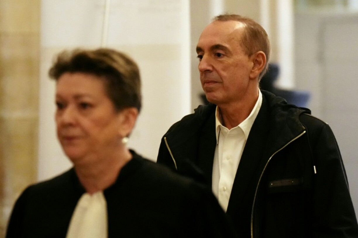 L'animateur Jean-Marc Morandini (d) arrive au palais de justice de Paris, le 27 novembre 2024, avant une audience de son procès en appel pour