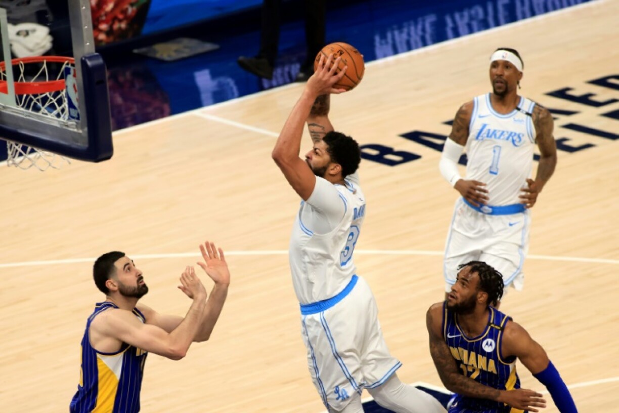 Anthony Davis (Los Angeles Lakers) s'apprête à dunker lors du match de NBA contre les Indiana Pacers, le 15 mai 2021 à Indianapolis