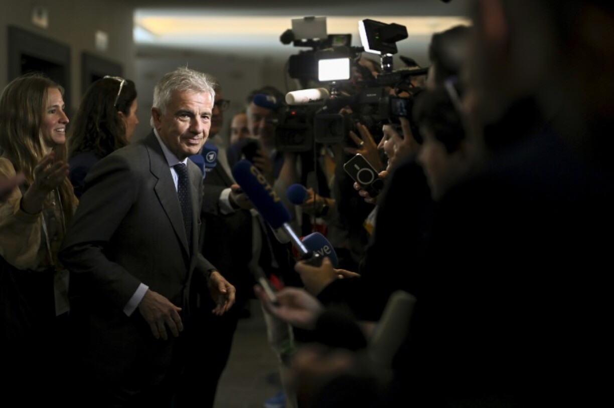 Juan Antonio Samaranch could receive the support of two Chinese IOC members in the race to be president, even though they sit on his foundation board