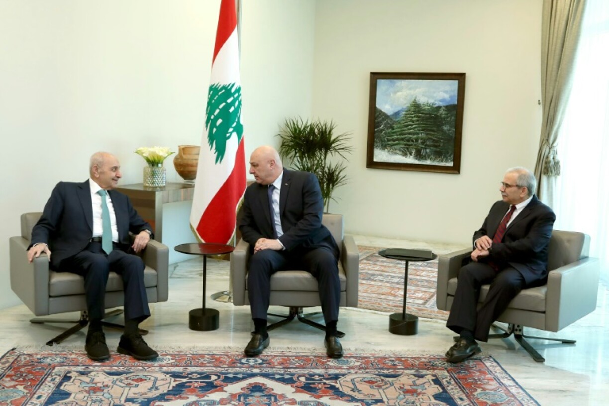 Photo transmise par la présidence libanaise montrant le président libanais Joseph Aoun (C) s'entretenant avec Nabih Berri (G) président du Parlement et le nouveau Premier ministre Nawaf Salam (D), le 8 février 2025 à Baabda, dans la banlieue sud de Beyrouth