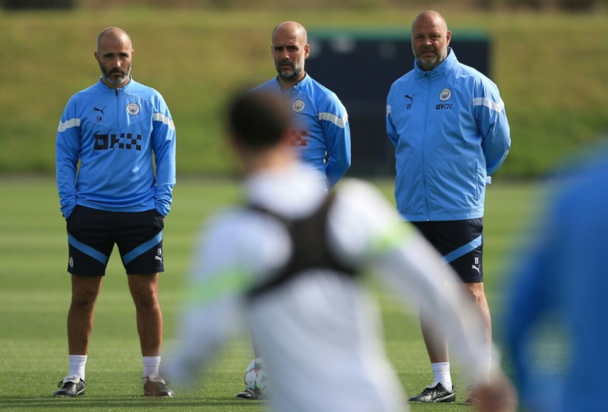 Le staf de Manchester City autour du manager Pep Guardiola avec l'Italien Enzo Maresca (à gauche) le 13 septembre 2022 à Manchester