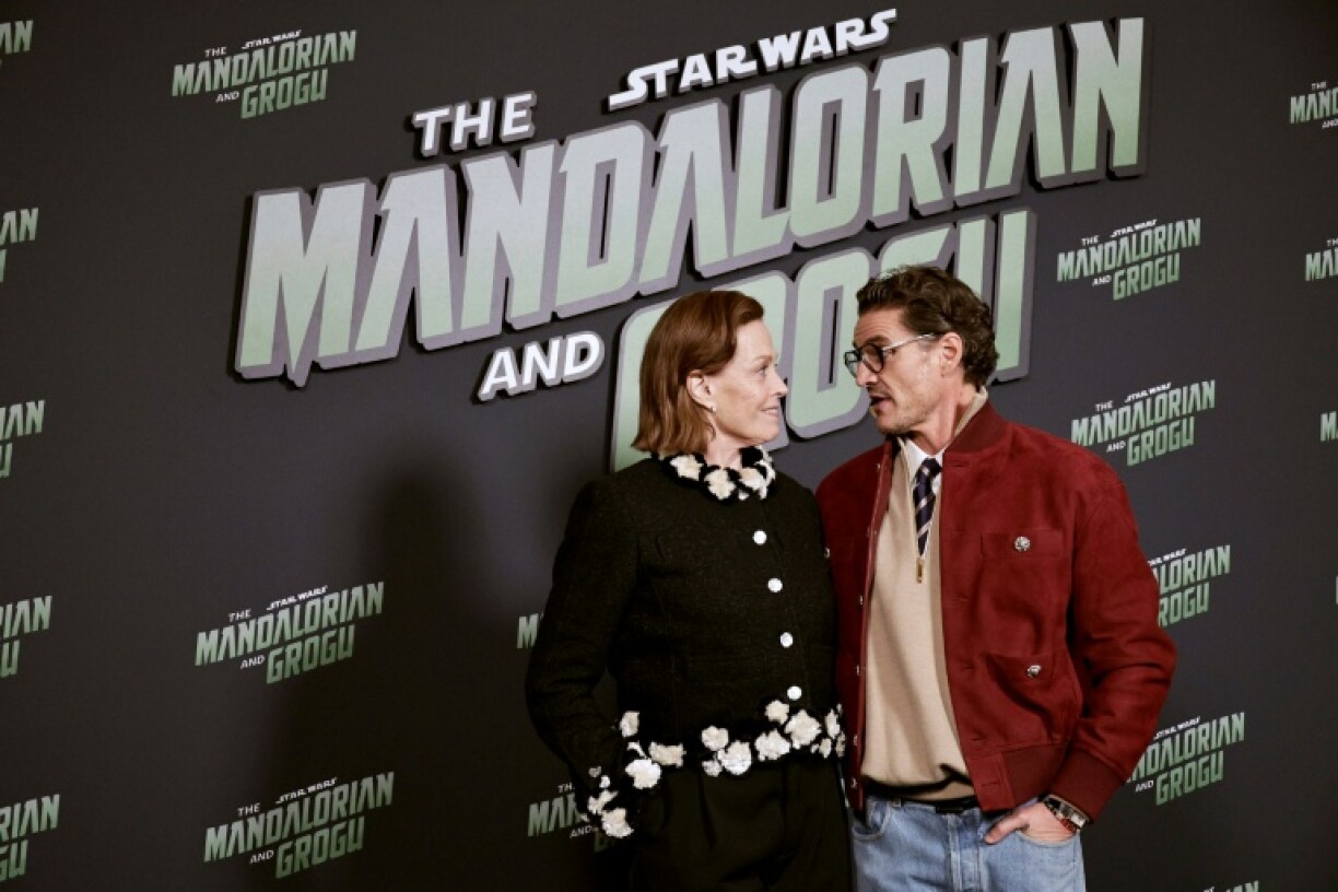 L'acteur chilo-américain Pedro Pascal (D) et l'actrice américaine Sigourney Weaver lors de l'avant-première du film