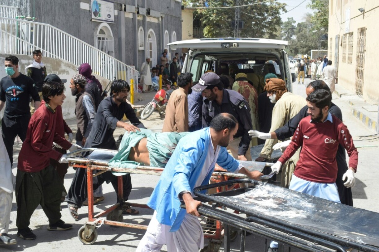 Des ambulanciers évacuent une victime après une explosion kamikaze à Quetta, dans le Balouchistan, le 29 septembre 2023 au Pakistan
